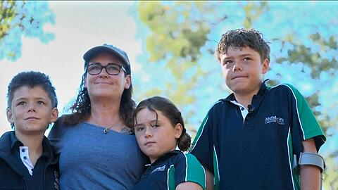 Der 13 Jahre alte Austin (rechts im Foto) schwamm rund vier Stunden, um seine Familie zu retten.