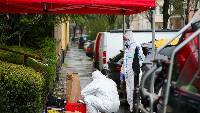 Ermittler sammeln Spuren am Tatort in Witten.