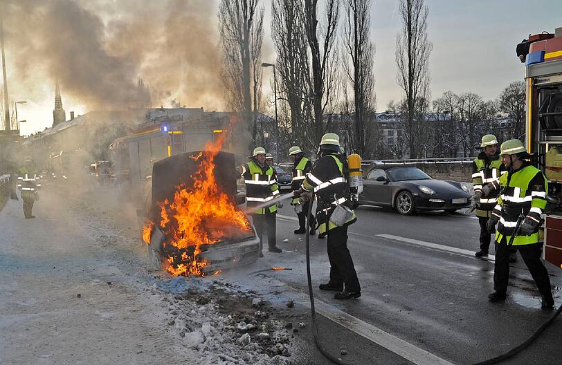 Spektakulärer Einsatz auf der Corneliusbrücke: Ein VW-Golf ist in Brand geraten.
