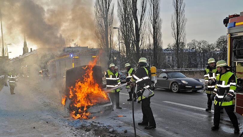Spektakulärer Einsatz auf der Corneliusbrücke: Ein VW-Golf ist in Brand geraten. Spektakulärer Einsatz auf der Corneliusbrücke: Ein VW-Golf ist in Brand geraten.