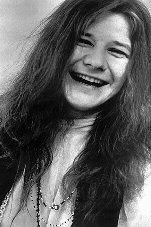 Janis Joplin wurde am 19. Januar 1943 in Port Arthur, Texas geboren und starb bereits am 4. Oktober 1970 in Los Angeles. Die Ursache war auch bei ihr eine Überdosis Heroin, die sie sich jedoch angeblich unabsichtlich verabreichte.