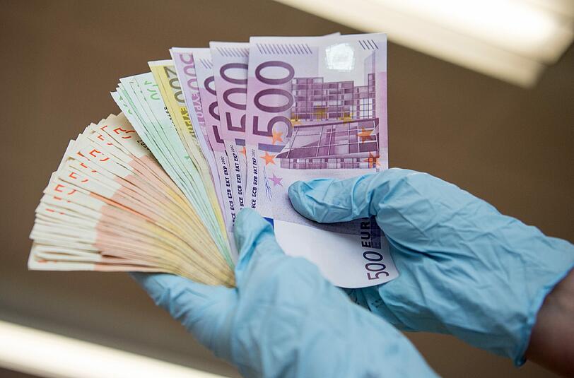 Neben 5000 Euro fanden die Beamten auch gefälschte Rezepte in dem Rucksack (Symbolbild).