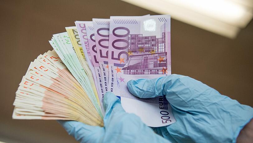 Neben 5000 Euro fanden die Beamten auch gefälschte Rezepte in dem Rucksack (Symbolbild). Neben 5000 Euro fanden die Beamten auch gefälschte Rezepte in dem Rucksack (Symbolbild).