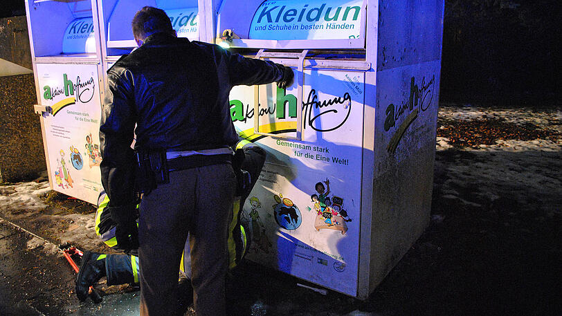 Die Polizei konnte den Mann nicht befreien, also musste die Feuerwehr helfen.