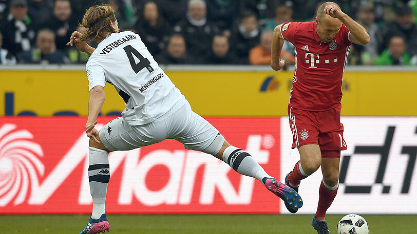 Arjen Robben: Note 3. Schoss in der ersten Minute gleich mal von halbrechts aufs Tor &ndash; ein  
Signal. Zog oft das Tempo an und dabei wie immer von der rechten  
Außenbahn in die Mitte. Sein Markenzeichen-Schuss sauste an den  
Pfosten (43.) - Pech. Ziemlich sauer und gefrustet bei seiner  
Auswechslung (85.).
