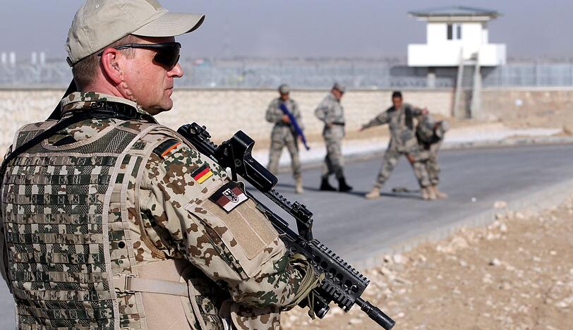 Ein Soldat der Bundeswehr im afghanischen in Masar-i Scharif im Einatz.