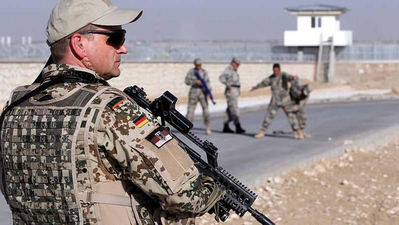 Ein Soldat der Bundeswehr im afghanischen in Masar-i Scharif im Einatz. Ein Soldat der Bundeswehr im afghanischen in Masar-i Scharif im Einatz.