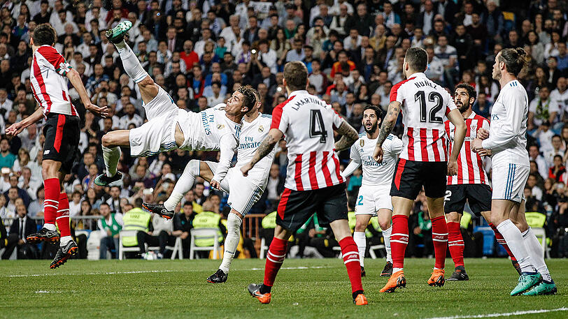 Akrobatisch: Real-Superstar Cristiano Ronaldo (l.) beim Spiel gegen Bilbao.