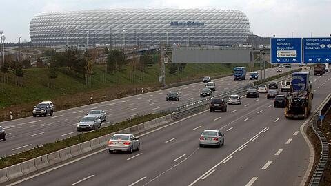 Mehrere Autobahnen, hier die A9, führen dirkt an der Allianz Arena vorbei.