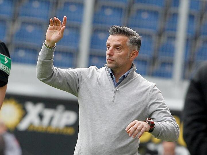 Der Ingolstädter Trainer Tomas Oral gestikuliert. Foto: Roland Weihrauch/Archiv