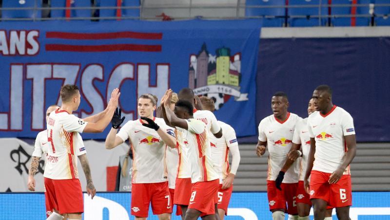 Die Spieler von RB Leipzig feiern Torschütze Emil Forsberg (verdeckt) nach seinem Treffer zum 2:1-Endstand gegen Paris Saint-Germain.