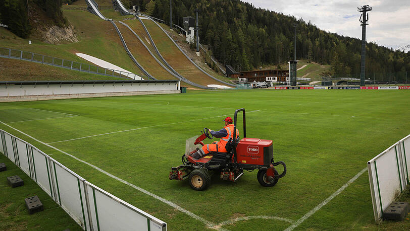 Skispringen trifft Fußball: Direkt unter den Schanzen in Seefeld ist der Trainingsplatz der deutschen Nationalmannschaft. Skispringen trifft Fußball: Direkt unter den Schanzen in Seefeld ist der Trainingsplatz der deutschen Nationalmannschaft.