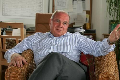 Die Rattanmöbel dürfen auch in Zukunft bleiben: Manager Uli Hoeneß im Büro an der Säbener Straße. Künftig soll dort auch moderne Technik Einzug halten.