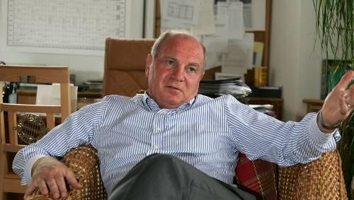 Die Rattanmöbel dürfen auch in Zukunft bleiben: Manager Uli Hoeneß im Büro an der Säbener Straße. Künftig soll dort auch moderne Technik Einzug halten. Die Rattanmöbel dürfen auch in Zukunft bleiben: Manager Uli Hoeneß im Büro an der Säbener Straße. Künftig soll dort auch moderne Technik Einzug halten.