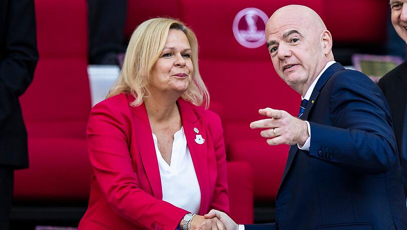 Bundesinnenministerin Nancy Faeser (l) und FIFA-Präsident Giovanni Infantino bei der WM in Katar.