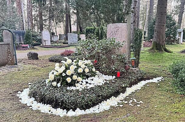 Das Grab der Kessler-Zwillinge auf dem Friedhof in Grünwald ist seit Kurzem mit weißen Blütenblättern geschmückt. Das Grab der Kessler-Zwillinge auf dem Friedhof in Grünwald ist seit Kurzem mit weißen Blütenblättern geschmückt.