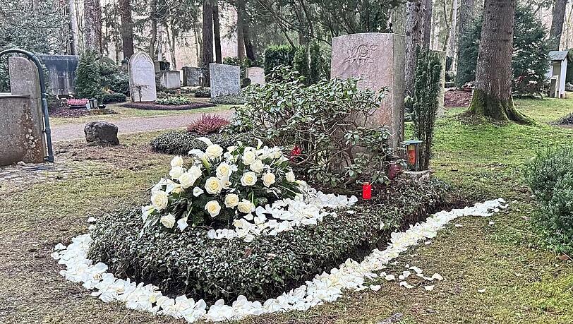 Das Grab der Kessler-Zwillinge auf dem Friedhof in Grünwald ist seit Kurzem mit weißen Blütenblättern geschmückt. Das Grab der Kessler-Zwillinge auf dem Friedhof in Grünwald ist seit Kurzem mit weißen Blütenblättern geschmückt.