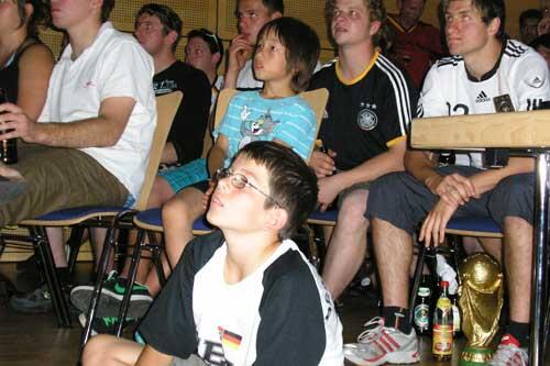 Der Optimist: Thomas' Bruder Simon hat den Weltpokal schon bei sich.