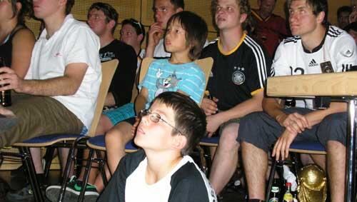 Der Optimist: Thomas' Bruder Simon hat den Weltpokal schon bei sich. Der Optimist: Thomas' Bruder Simon hat den Weltpokal schon bei sich.