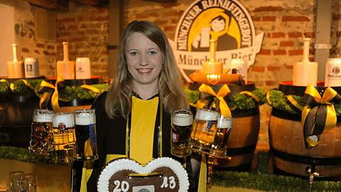 Das Münchner Kindl Maria Newrzella mit den sechs Wiesn-Bieren.