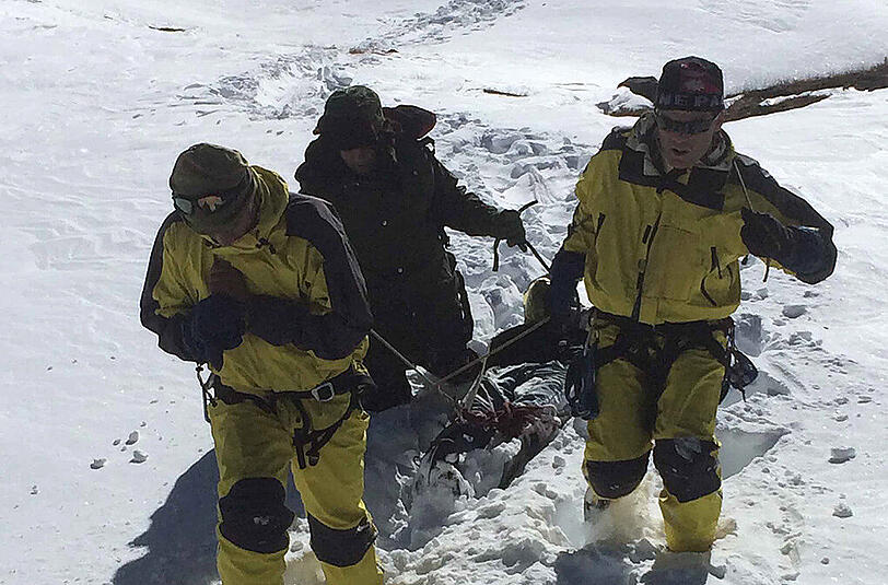Rettungsteams bergen die Leichen der verunglückten Bergsteiger am Annapurna. Noch immer ist nicht klar, wie viele Menschen bei dem Schneesturm ums Leben gekommen sind.