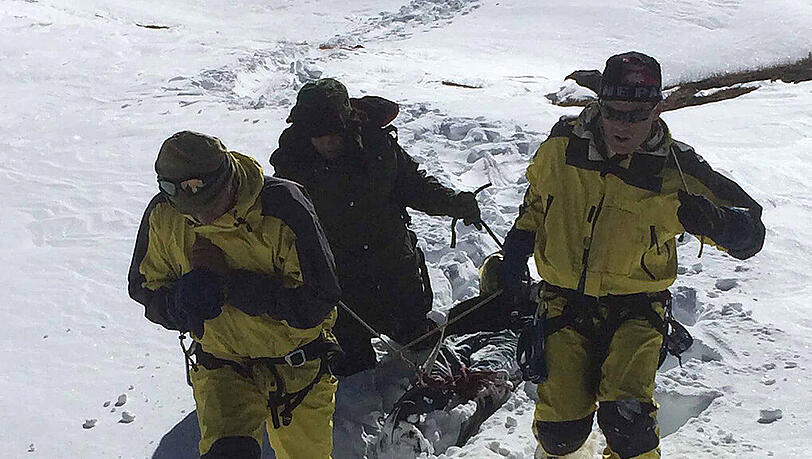 Rettungsteams bergen die Leichen der verunglückten Bergsteiger am Annapurna. Noch immer ist nicht klar, wie viele Menschen bei dem Schneesturm ums Leben gekommen sind. Rettungsteams bergen die Leichen der verunglückten Bergsteiger am Annapurna. Noch immer ist nicht klar, wie viele Menschen bei dem Schneesturm ums Leben gekommen sind.