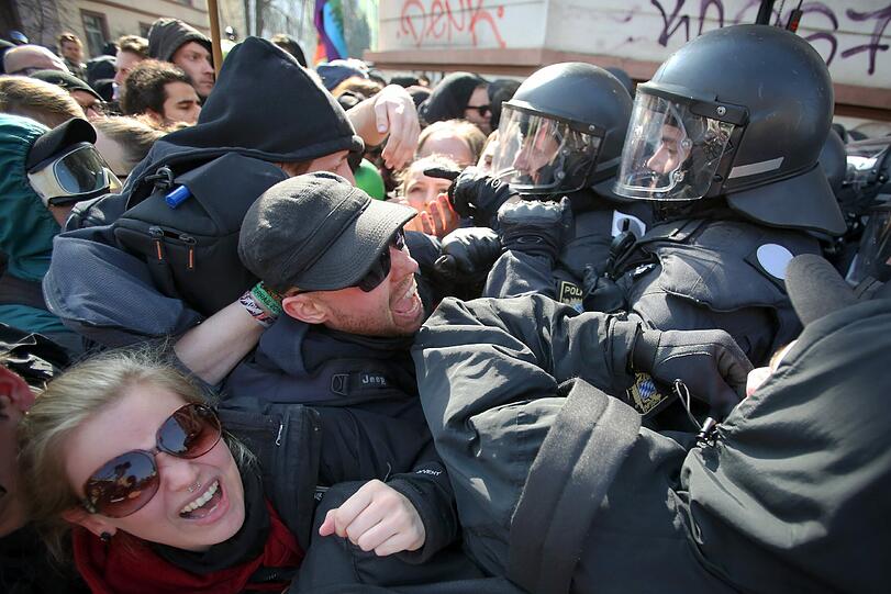 Brennende Barrikaden, Autos in Flammen, vermummte Steinewerfer - die Demonstrationen der Blockupy-Aktivisten geraten in Frankfurt außer Kontrolle.