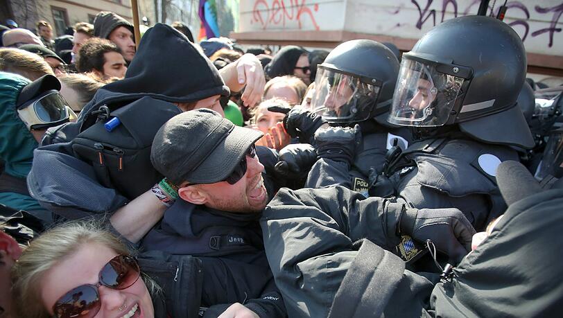 Brennende Barrikaden, Autos in Flammen, vermummte Steinewerfer - die Demonstrationen der Blockupy-Aktivisten geraten in Frankfurt außer Kontrolle. Brennende Barrikaden, Autos in Flammen, vermummte Steinewerfer - die Demonstrationen der Blockupy-Aktivisten geraten in Frankfurt außer Kontrolle.