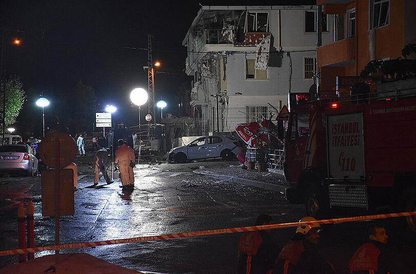 Bei einem Bombenanschlag und einem anschließenden Angriff auf eine Polizeiwache in Istanbul sind mindestens drei Menschen getötet worden.