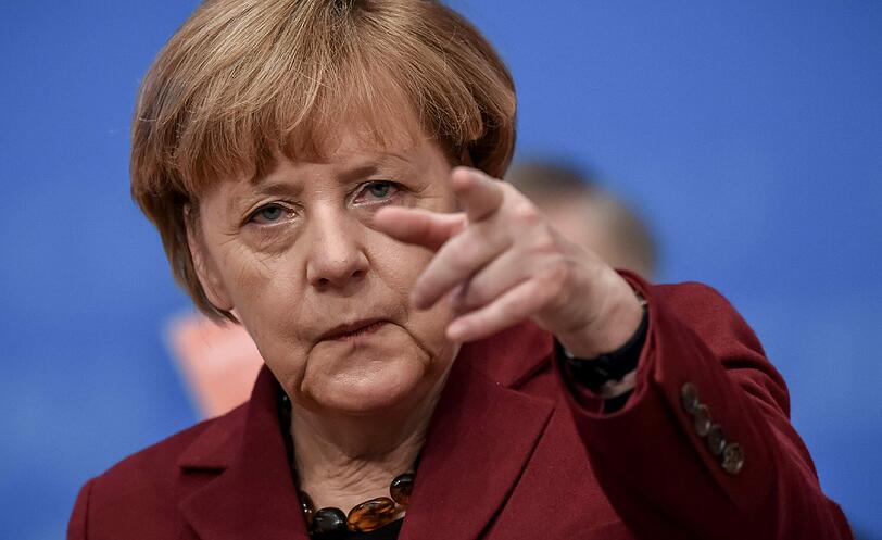 Die CDU-Vorsitzende und Bundeskanzlerin Angela Merkel deutet beim Bundesparteitag der CDU in Karlsruhe in Richtung Plenum.