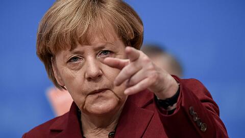 Die CDU-Vorsitzende und Bundeskanzlerin Angela Merkel deutet beim Bundesparteitag der CDU in Karlsruhe in Richtung Plenum.