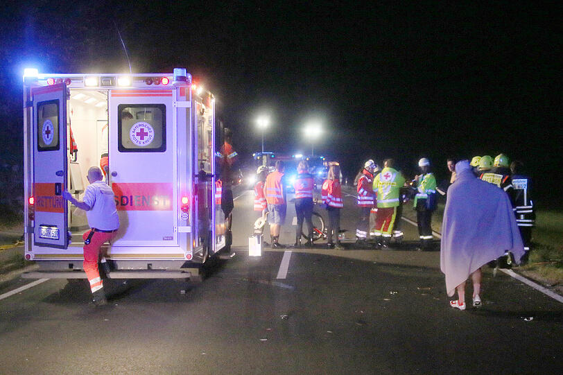 Horror-Crash in Altötting: Ein Opel-Fahrer erfasst acht Rennradfahrer und verletzt diese teils schwer - ein Mann stirbt noch an der Unfallstelle. Die Bilder zum Unfall sehen Sie hier.