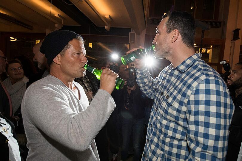 Til Schweiger und Schwergewichts-Boxer Wladimir Klitschko stoßen gemeinsam an.