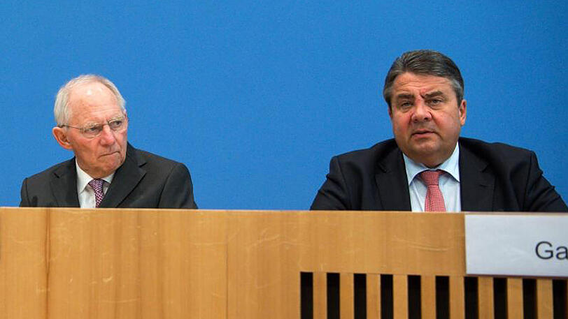 Schäuble (l) kann Gabriels Idee nicht viel abgewinnen.