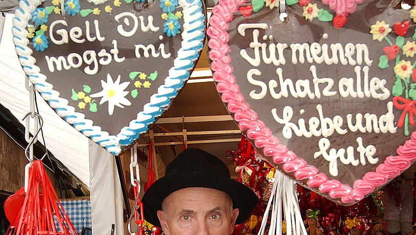 „Schaut’s halt ned so bled, wenn i Herzerl verkauf“ – so in etwa dürfte Herbert Achternbuschs Kommentar gewesen sein. „Schaut’s halt ned so bled, wenn i Herzerl verkauf“ – so in etwa dürfte Herbert Achternbuschs Kommentar gewesen sein.