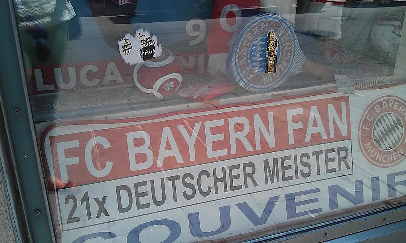 ... und die Fahne im Schaufenster.