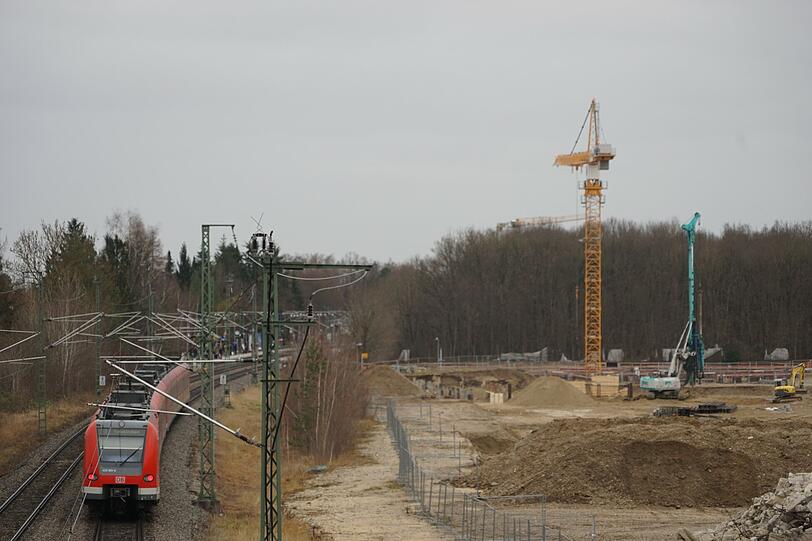 Der Blindgänger liegt direkt neben den Bahngleisen der S3. Die Strecke zwischen Giesing und Deisenhofen bzw. Neubiberg soll für den Zeitpunkt der Räumung gesperrt werden.
