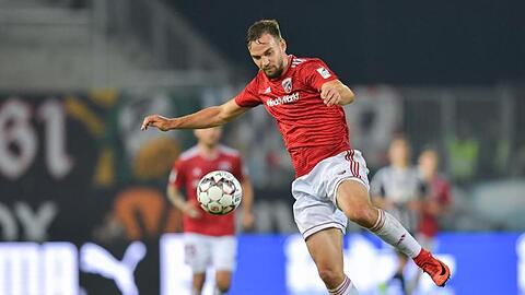 Benedikt Gimber spielt den Ball. Foto: Uwe Anspach/Archiv