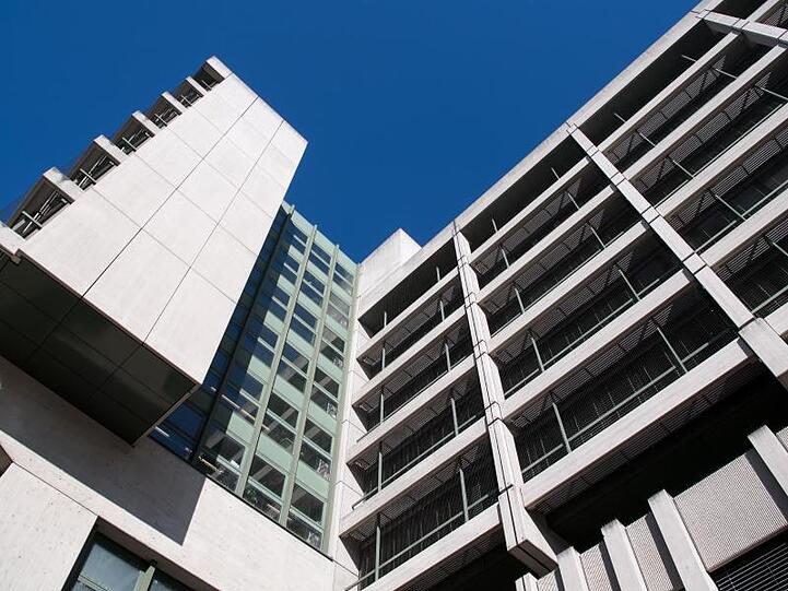 Das Gerichtsgebäude für das Amtsgericht, das Landgericht I und II. Foto: Sven Hoppe/dpa