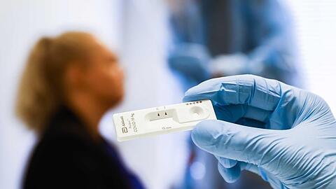 Das Ergebnis eines Antigen-Schnelltests bekommt man in der Regel in weniger als 30 Minuten. (Symbolbild)