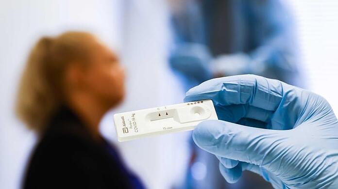 Das Ergebnis eines Antigen-Schnelltests bekommt man in der Regel in weniger als 30 Minuten. (Symbolbild)