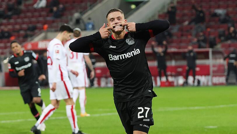 Lächeln und Zähne zeigen: Bayer Leverkusen um Top-Talent Florian Wirtz (17) geht nach dem 4:0-Sieg über den 1. FC Köln mit breiter Brust in das Duell mit dem FC Bayern.