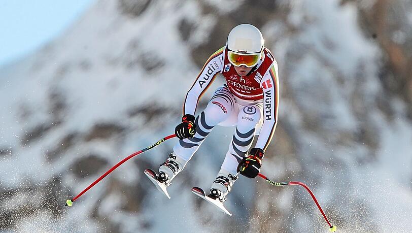 Die gebürtige Stuttgarterin Kira Weidle (25) feierte gerade mit dem Abfahrts-Silber bei der WM in Cortina d'Ampezzo den bislang größten Erfolg ihrer noch jungen Karriere. "Es war ja kein perfekter Lauf", sagt sie selbstkritisch über ihren Silber-Ritt auf der Abfahrtsstrecke Tofana in Cortina d'Ampezzo. Die gebürtige Stuttgarterin Kira Weidle (25) feierte gerade mit dem Abfahrts-Silber bei der WM in Cortina d'Ampezzo den bislang größten Erfolg ihrer noch jungen Karriere. "Es war ja kein perfekter Lauf", sagt sie selbstkritisch über ihren Silber-Ritt auf der Abfahrtsstrecke Tofana in Cortina d'Ampezzo.