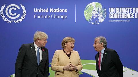 Boris Johnson (l), Antonio Guterres und Angela Merkel bei ihrer Ankunft auf dem UN-Klimagipfel COP26 in Glasgow.