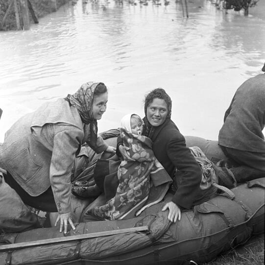 Rettungsaktion im niederbayerischen Dingolfing während des Hochwassers 1954.