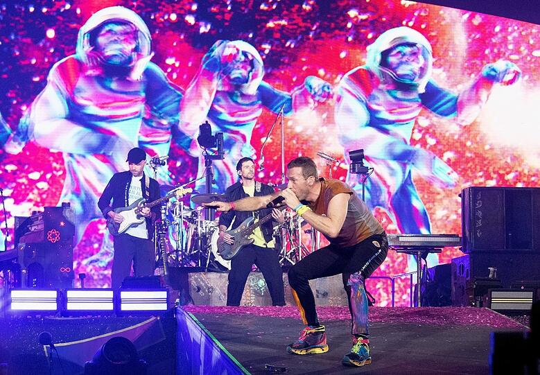 Chris Martin (rechts), Sänger von Coldplay. Die Band kommt im August für drei Konzerte ins Olympiastadion.