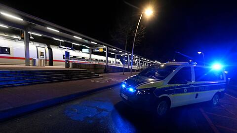 Die Ermittlungen zum Motiv des Mannes laufen.