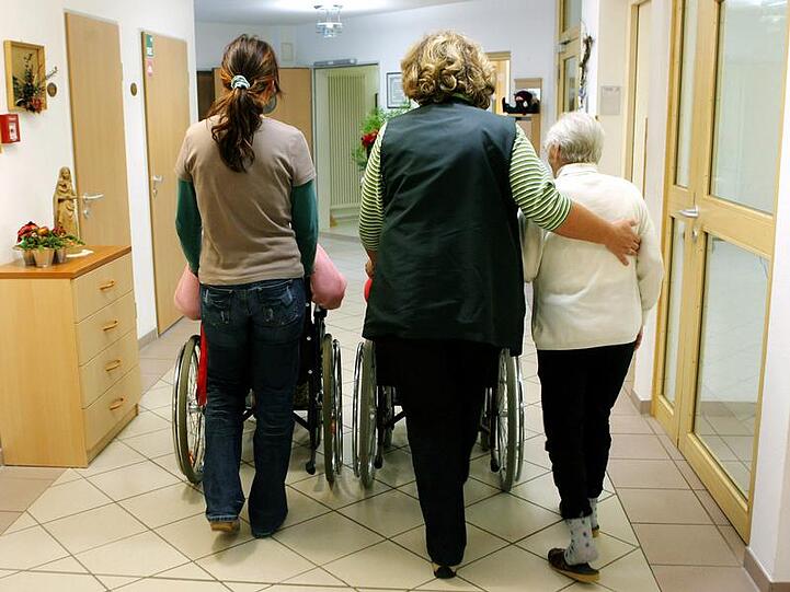 Mehr Geld für die Pflege - ist das die Lösung?