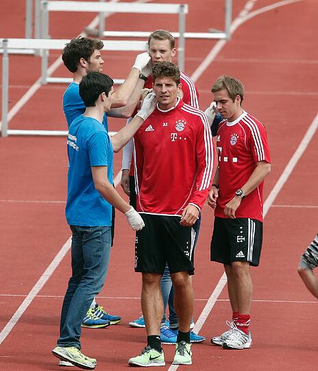 Einen Tag nach dem ersten Training unter Pep Guardiola müssen Bayern-Spieler zum Laktattest ran: Erst schwitzen, dann pieksen - die Bilder aus dem Olympiastadion