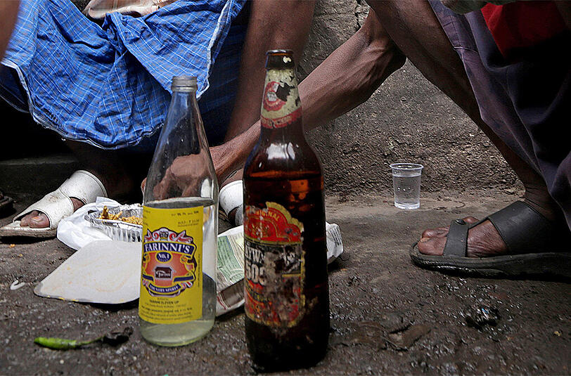 Viele Menschen in Indien können sich keine lizenzierten Spirituosen leisten. Die Konsequenz: Gepanschter Alkohol.